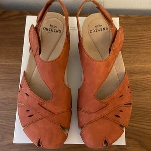 Women’s Earth Origins sandals in Auburn color size 7.5